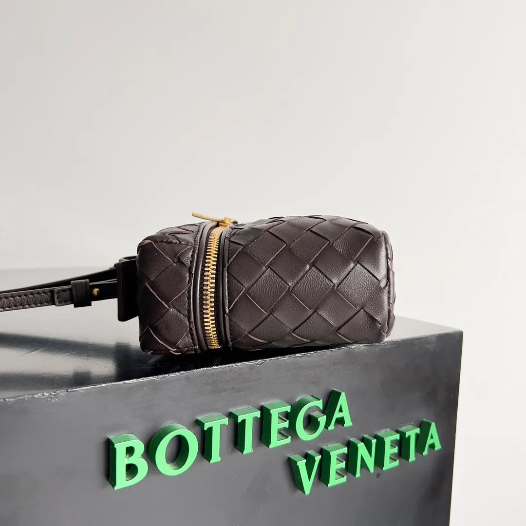 Batch 1360 Bottega Veneta 24 spring and summer woven zipper crossbody bag. A crossbody bag that can be used as a cosmetic bag. The exquisite weaving and compact body are an indispensable accessory for the upcoming summer. The double zipper also better protects the bag. It has a large capacity. If you like it, don’t miss it. Style number: 789109 Size: 22*12.5*5cm